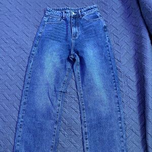 Blue oversized mom jeans